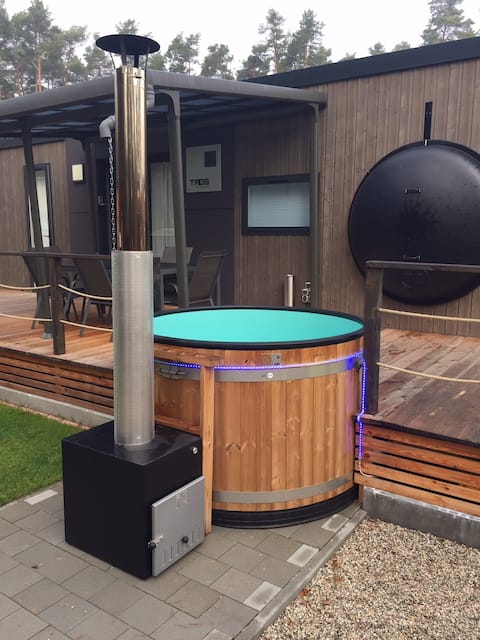 Tiny house on Lake Murn with a bathtub