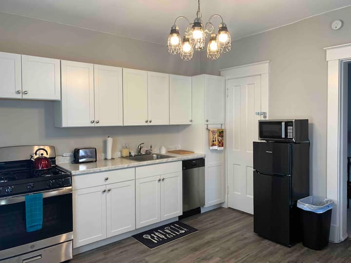 “The Speakeasy”-FREE parking, pets welcome!
