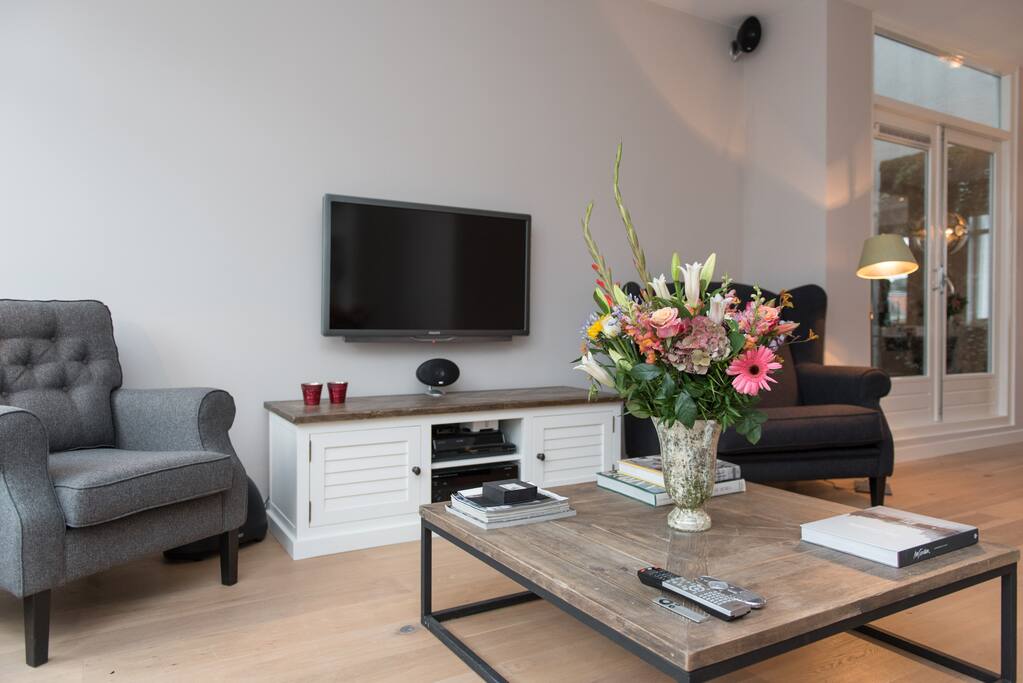 Comfortable living room with high quality 5+1 surround sound system, Sonos system, cable TV, Apple TV (incl. Netflix) and blueray player