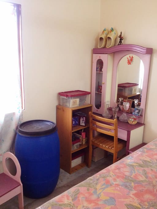 mirror, chair and a mini shelf at the corner. 角落里有镜子, 椅子和一个小柜