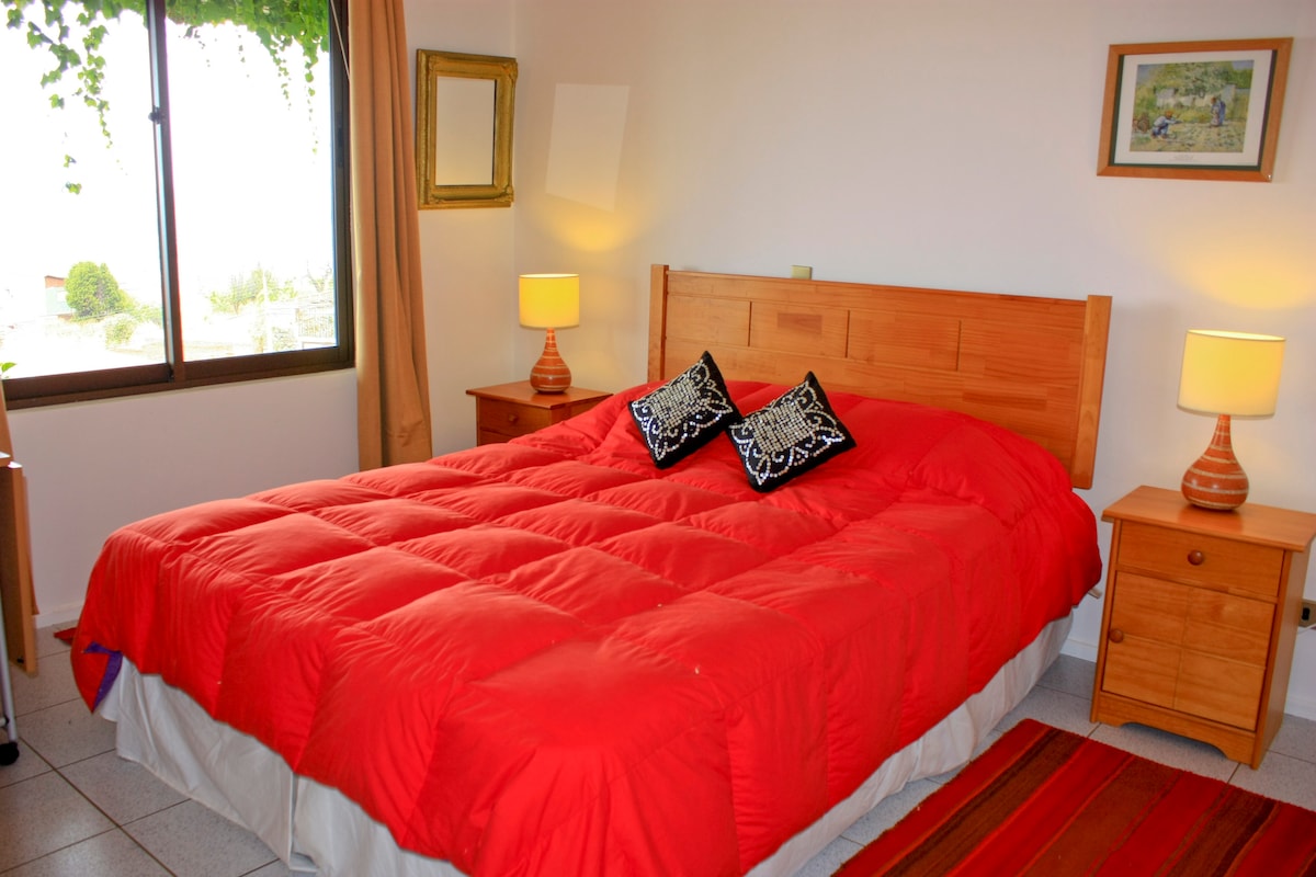 Ოთახი, რომლის ფანჯარაც ყურეს ერთნაირი ხედი აქვს