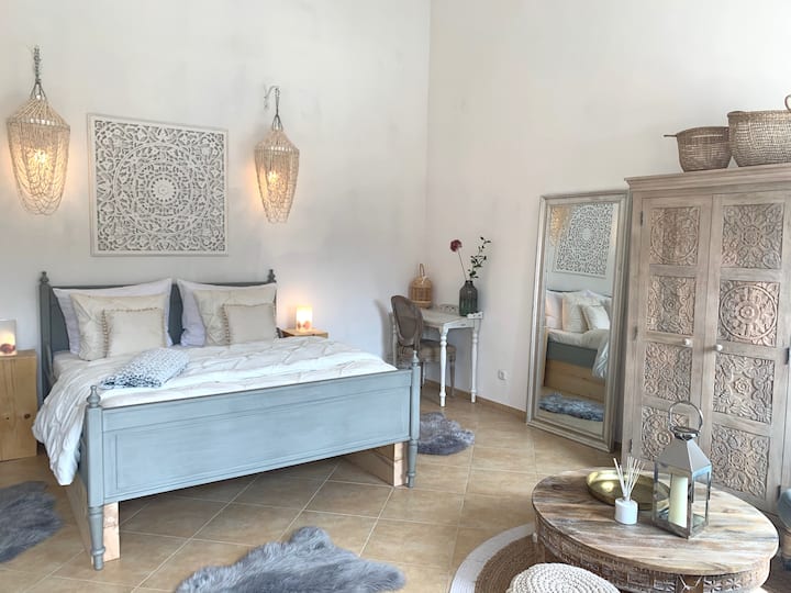 Приземје на спална соба