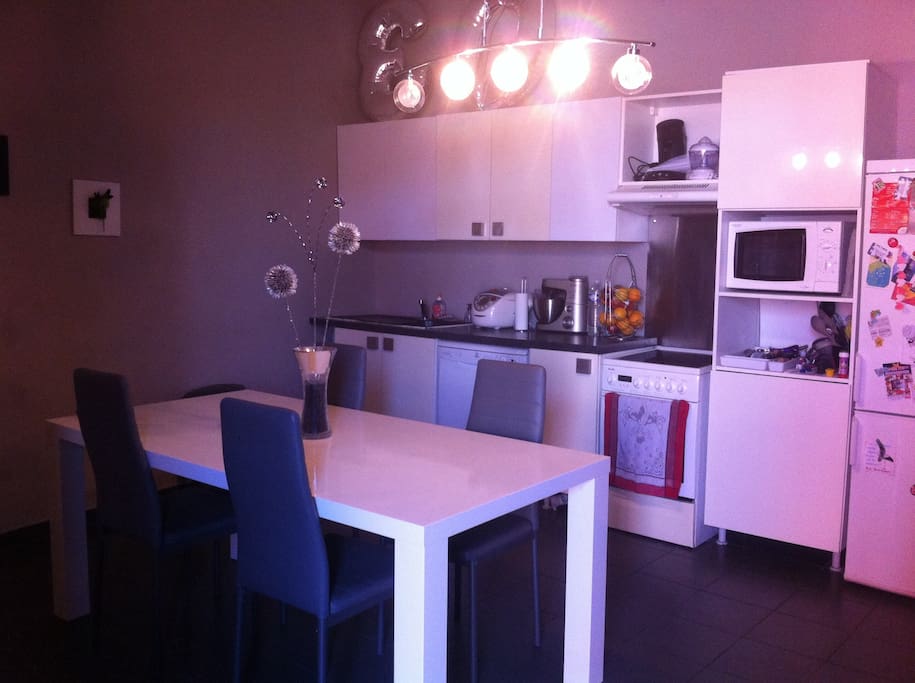Salle à manger et cuisine équipée.