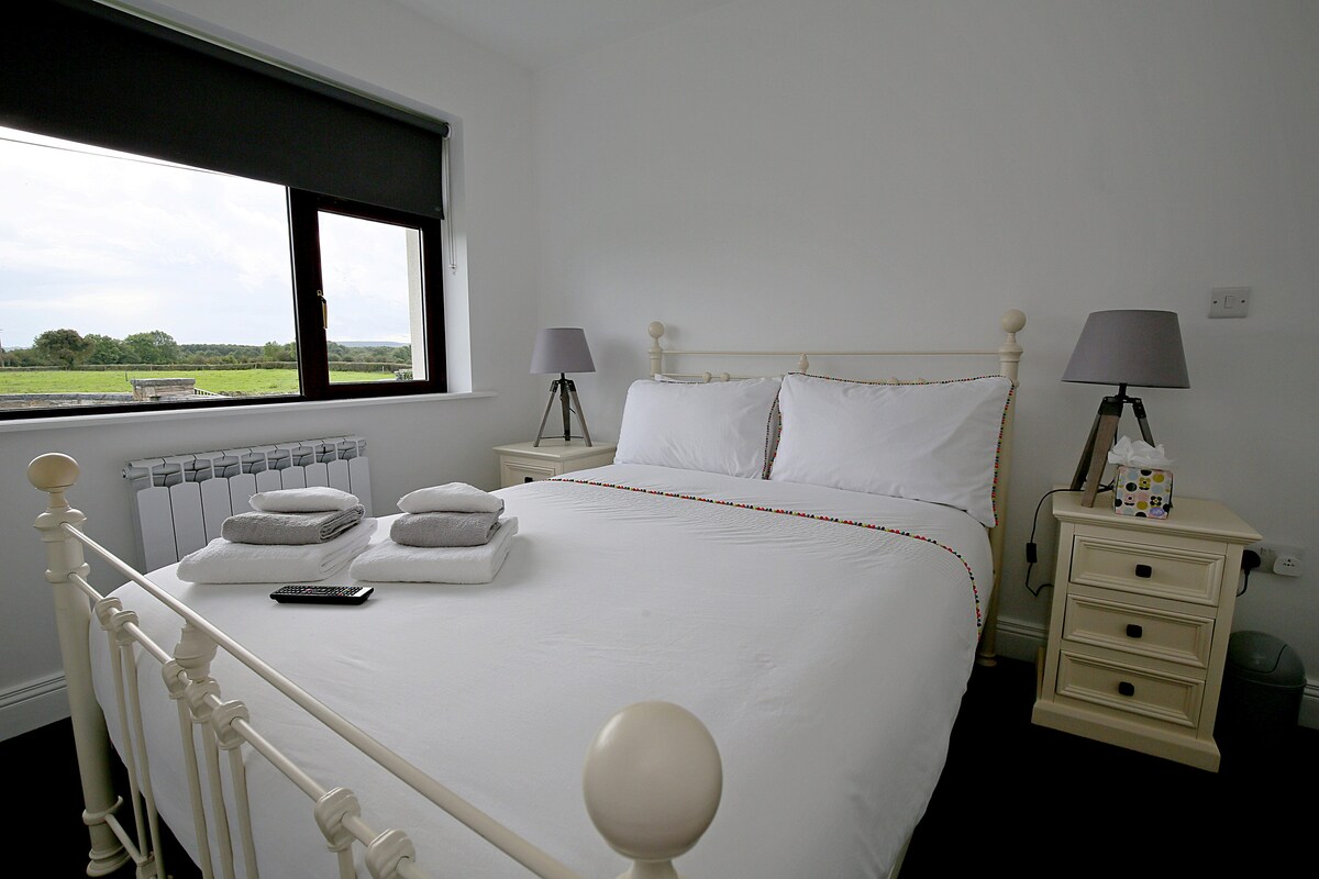 3号卧室配有充足的衣柜/储物空间和您的个人电视。  您的床单/羽绒被清洗干净-您的床由主卧机打造完美的床铺。 令人惊叹的南方草坪和周围郁郁葱葱的绿色田野 