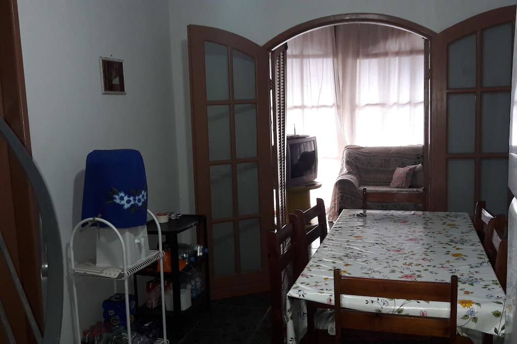 sala de jantar para 6 pessoas à mesa