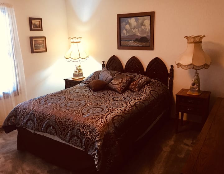 楼上的第二间独立卧室配有舒适的双人床，可轻松使用全功能卫生间。