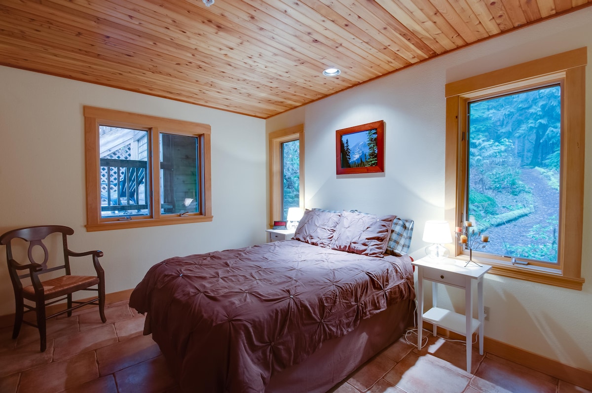 Acogedor dormitorio en el primer piso con armarios para tu equipaje y cerca del baño del piso principal