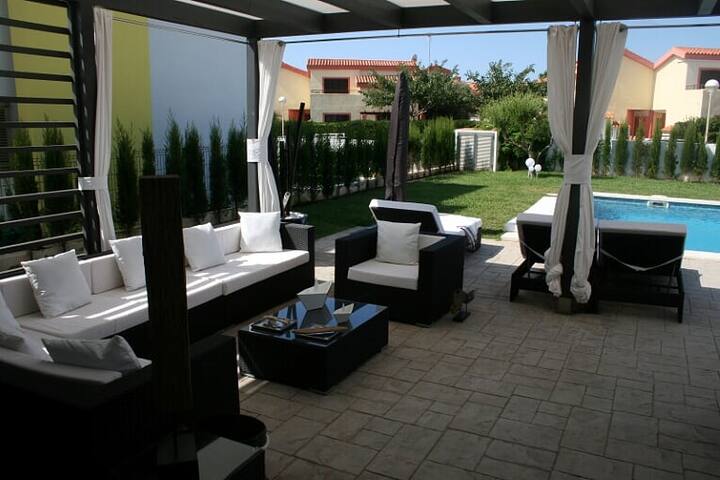 Hermosa Villa con piscina cerca de la playa gallery image 2