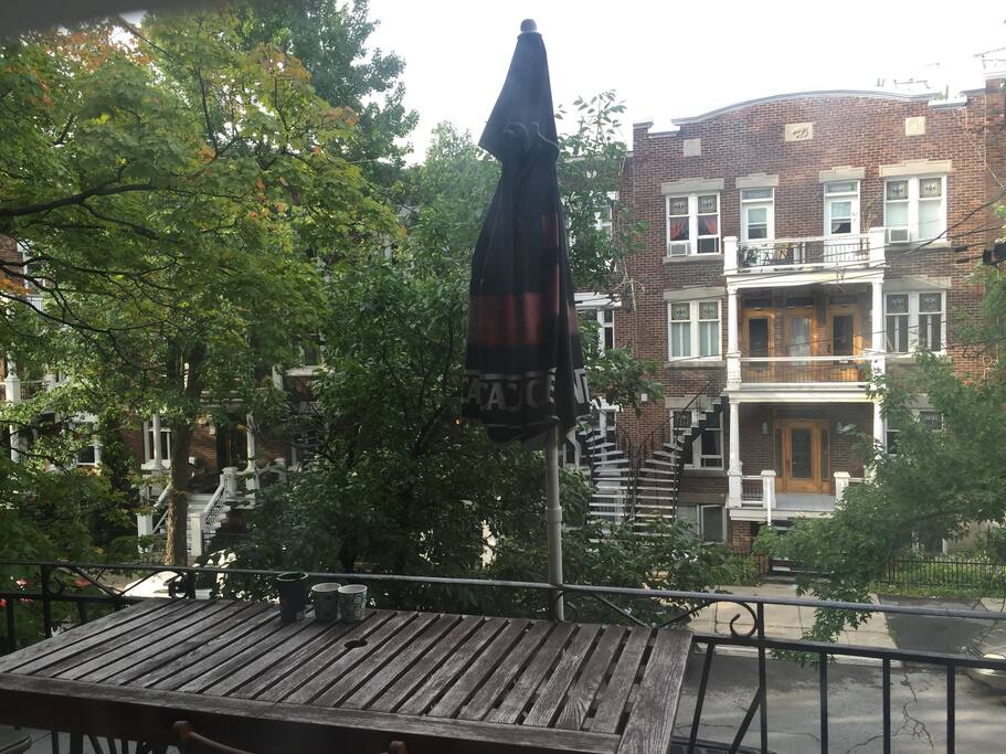 Balcon avant avec table et chaises