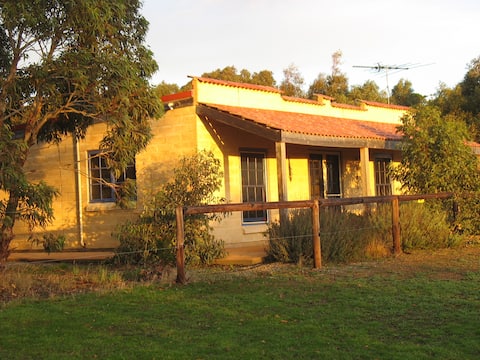 Dees Villa - self contained cottage . Pet friendly