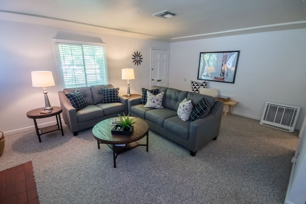 Spacious and cozy living room with record player + records!