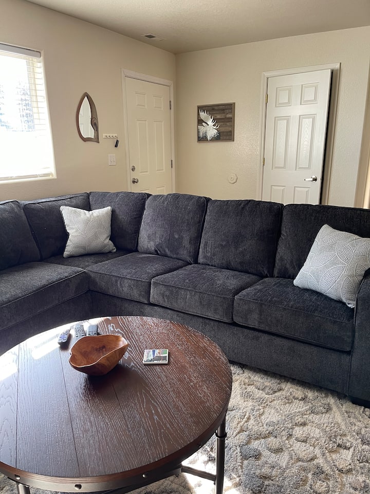 בסלון יש חדר בגודל נחמד, כורסת עור וטלוויזיה בכבלים. 