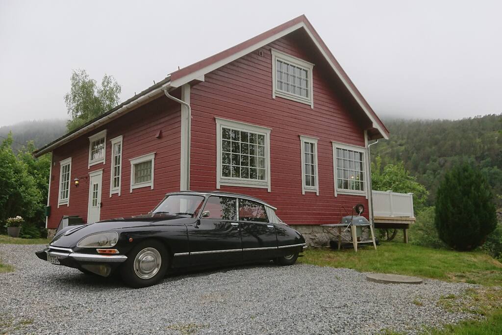 Cosy cabin with 1000m2 garden. Bushes with berries, trees with fruit and large space for football or badminton - Koselig rødmalt hytte med ca 1 mål tomt. Bærbusker, frukttrær og gressmatte for den som vil spille fotball, badminton eller krokket. 35 kvadratmeter veranda/uteplass med ettermiddags- og kveldssol (ca 22.00 midtsommer)
