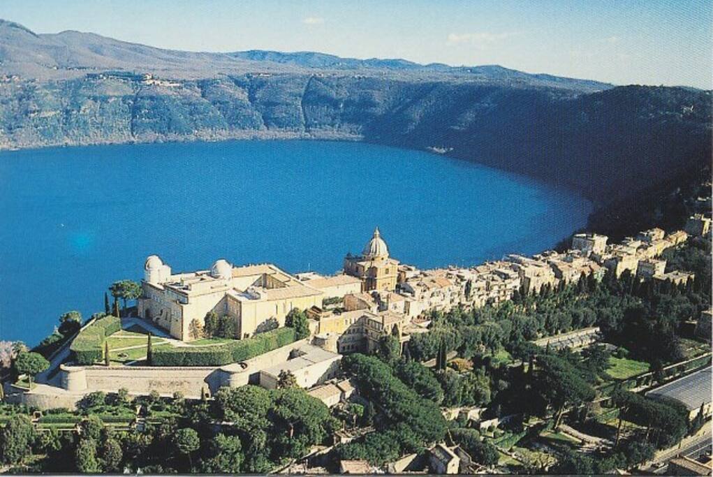 hiking all around the CAstelgandolfo crater is possible with an obligatory stop in Ariccia to eat at Fraschette