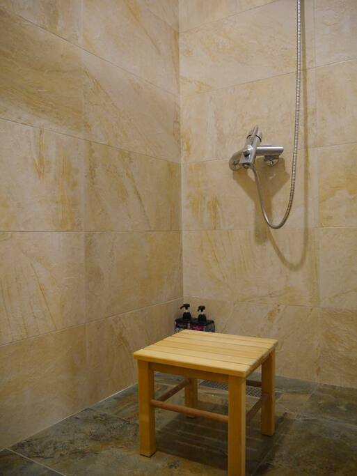 toilet/ bathroom in Room A 房內獨立浴廁空間