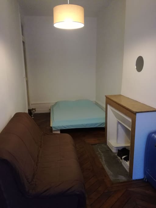 Chambre avec canapé