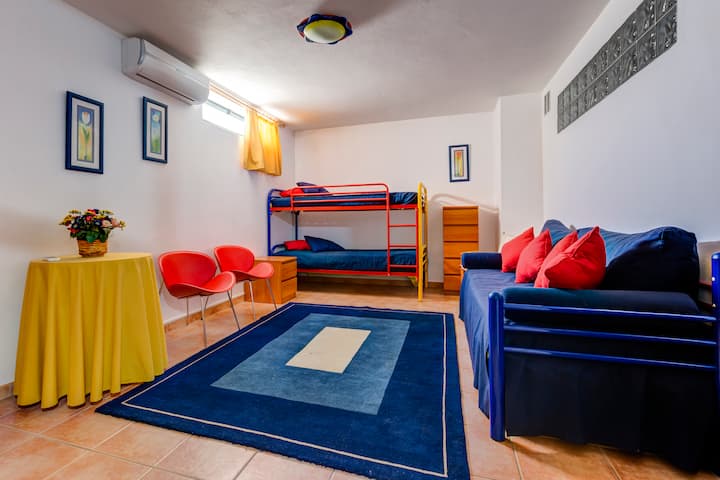 Spálňa s poschodovou posteľou a samostatnou posteľou