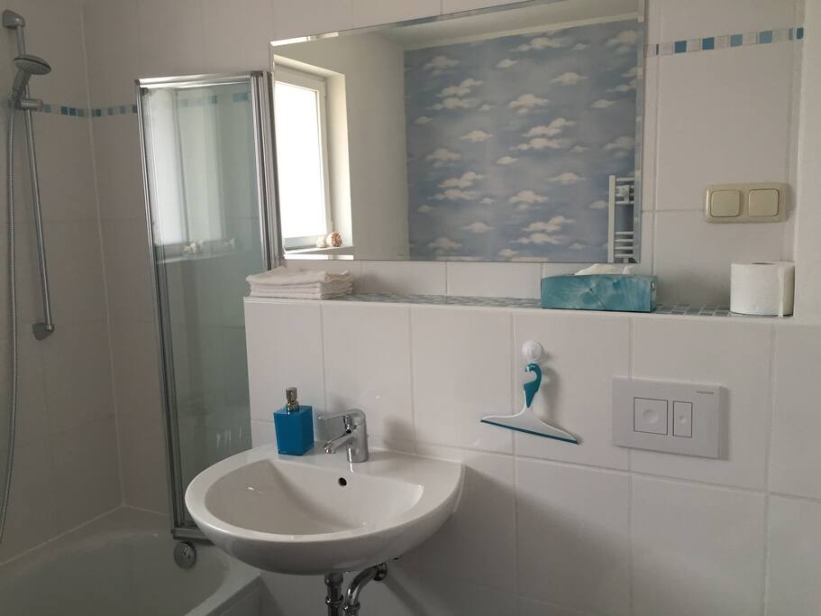 Bad mit Badewanne, Waschmaschine und Trockner