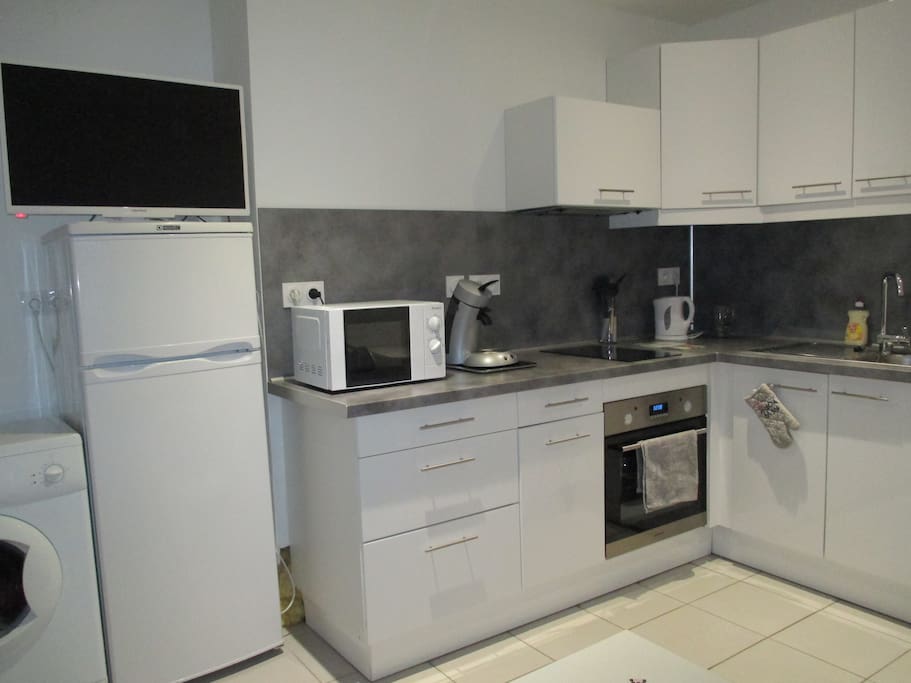 Cuisine intégrée neuve avec lave-linge,TV écran plat 80cm..