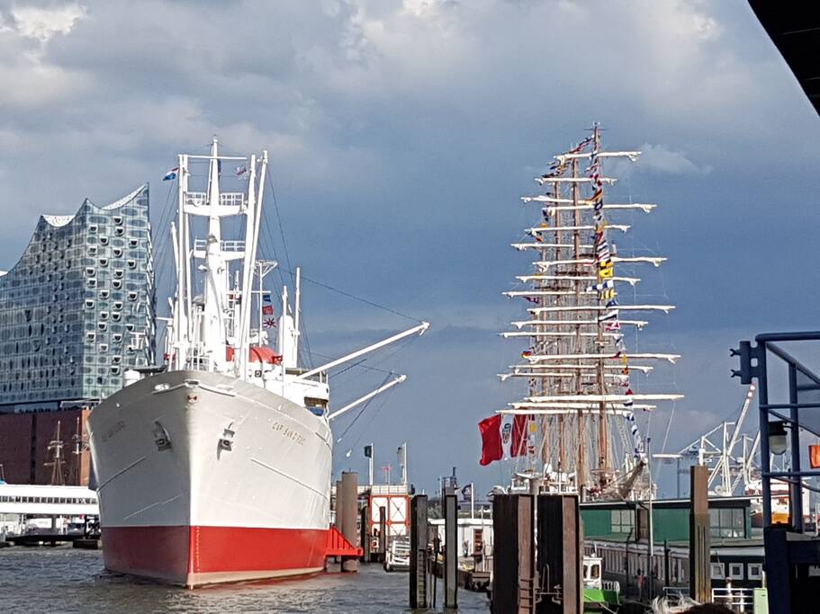 Landungsbrücken - Cap San Diego und Elbphilharmonie