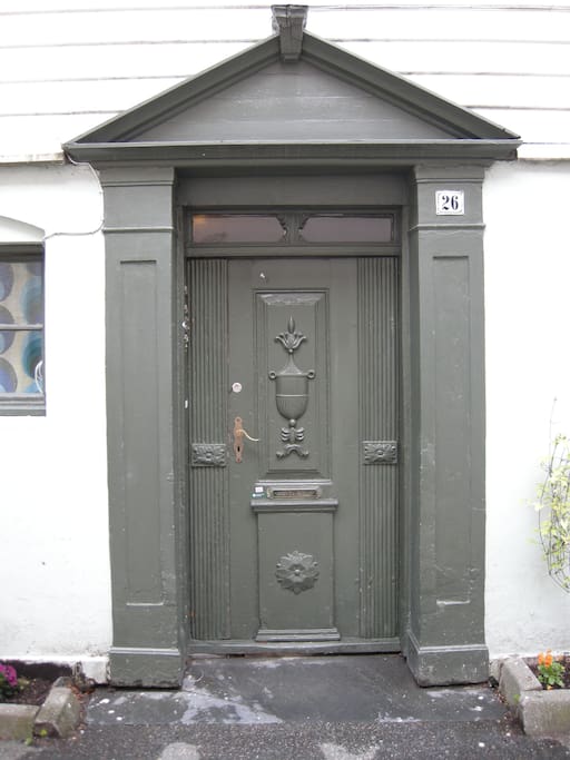 En av byens eldste dører i byens eldste gate.