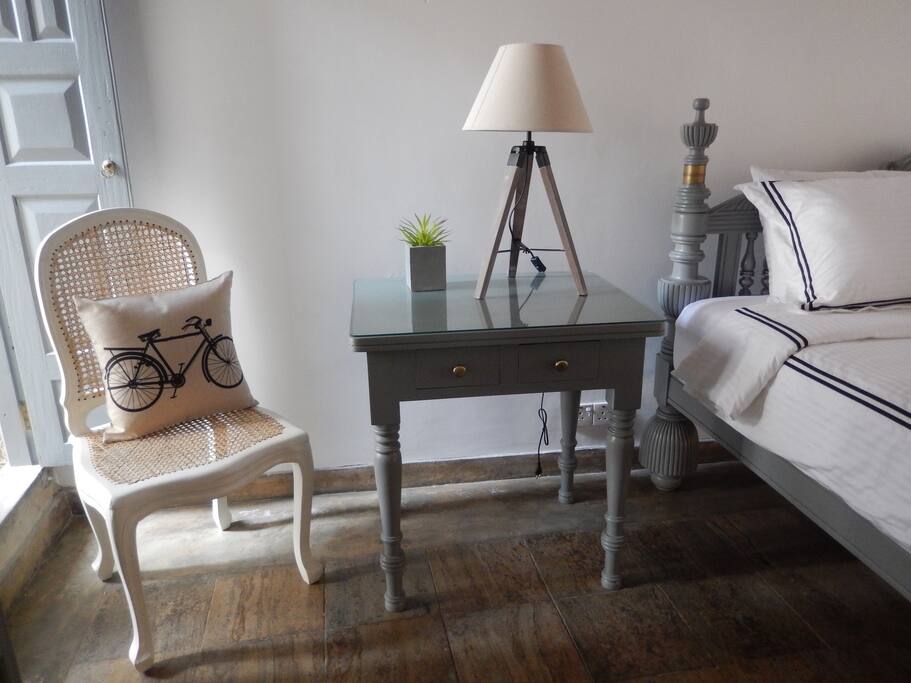 KING - Room 2 - Desk