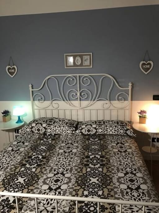 Altra foto della stanza da letto matrimoniale con vista panoramica mozzafiato direttamente sulla Piazza San Domenico