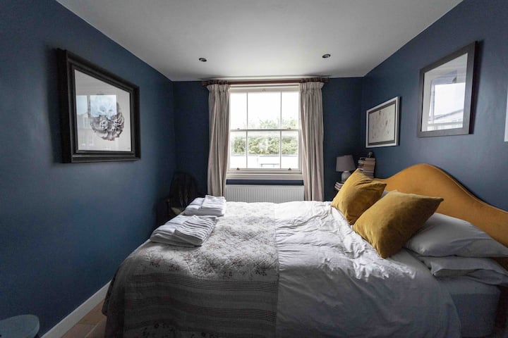 غرفة النوم المزدوجة الثانية في الطابق الأول