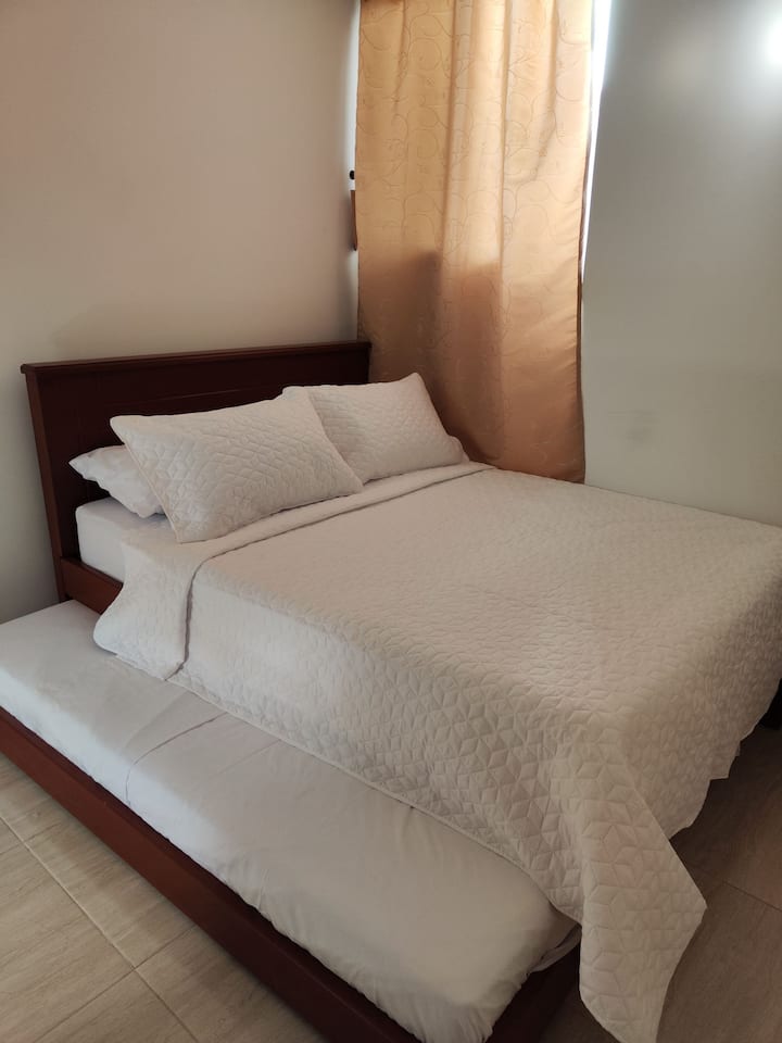 Dhomë gjumi 1 me banjë të kompletuar 
Krevat dopio me 120 fole