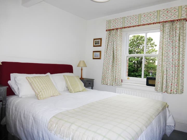 Bedroom 1.  Pretty cottage bedroom with kingsize bed directly opposite the spacious bathroom. Can also accommodate a small child in a cot, or travel bed (please contact us in advance for children's rates).