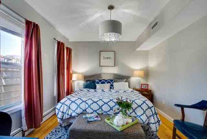 Cozy spacious 2nd level condo walk to public tran gallery image 5