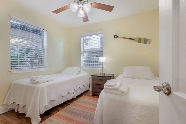 迷人的客房：明亮的空间，配有两张单人床，装饰轻盈，航海风情等待您的到来！