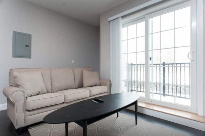 2bed/2bath Apt at Waltham Landing. Middle Unit