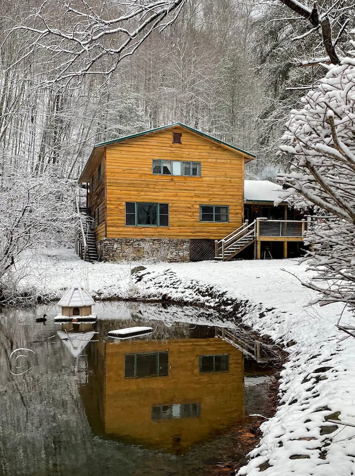 Bear Creek Lodge! Sleeps 12, 5 Bdr, 3 Bth - Maggie Valley, NC