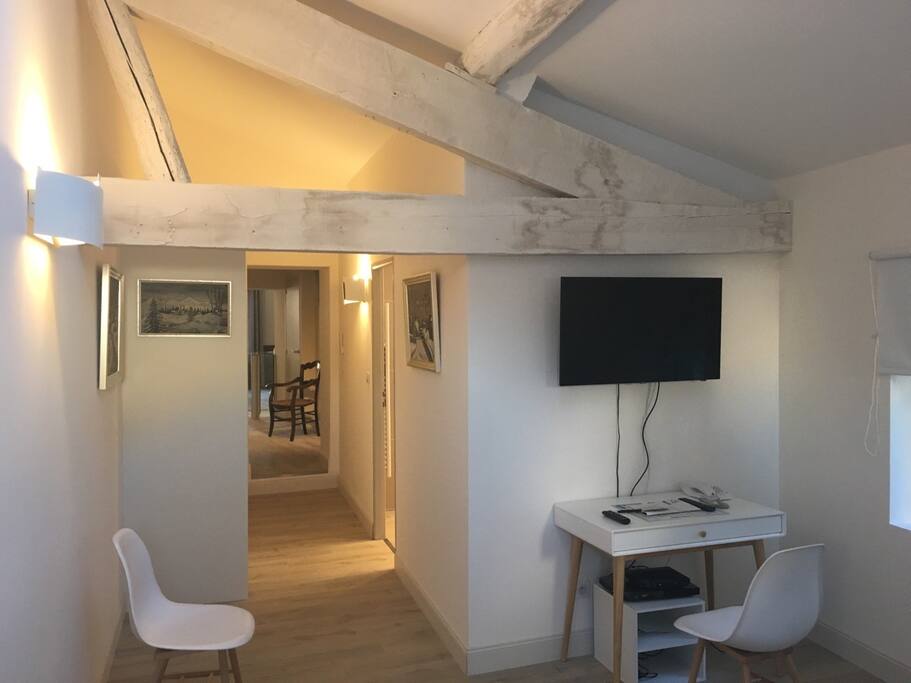 la deuxième chambre, claire également, avec sa salle de bains en suite