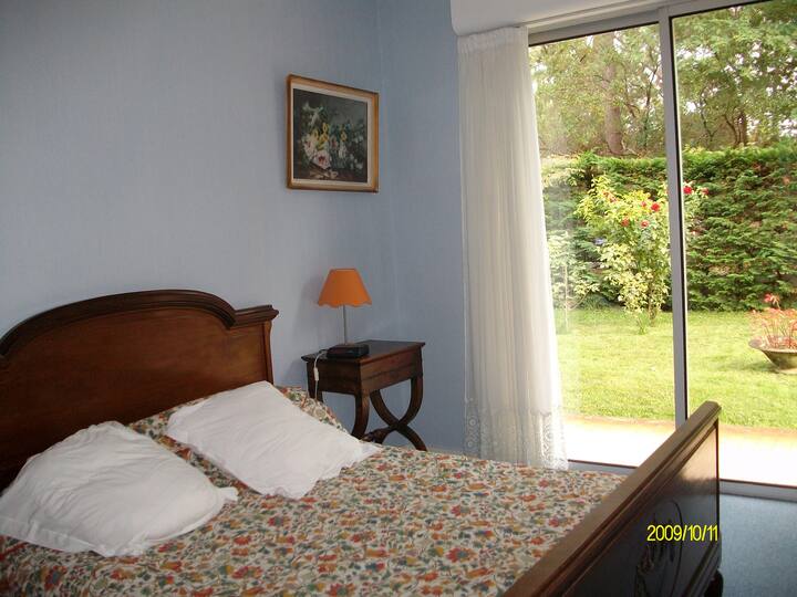 חדר שינה עם מיטת קווין סייז אחת + תינוק