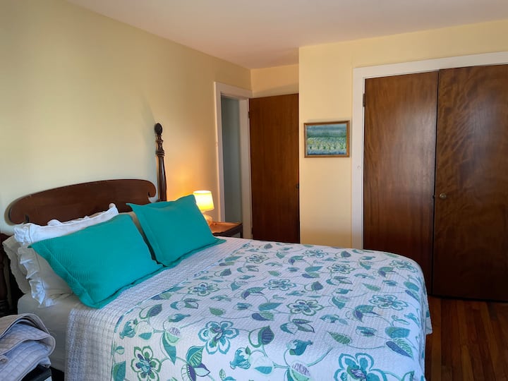 Dormitorio 3, con acceso al porche protegido en la terraza y pequeño escritorio para trabajar o Zoom. 