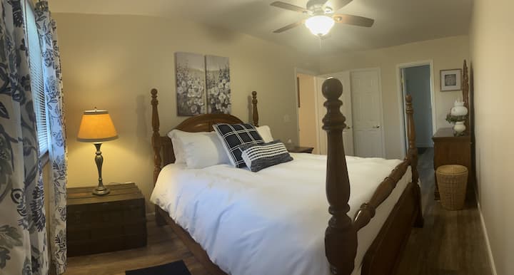 PROSTRANI GLAVNI SPAVAĆI SOBA S PRIVATNOM KUPAONICOM. DVOSTRUKI SUDOPERI S VELIKIM TUŠEM.