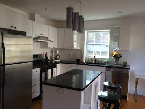 Private Cottage, Walk to Restaurants and Shops