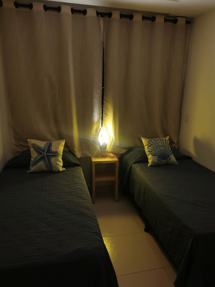 社交房间2张单人床，可以成为一对夫妇。
提供床上用品 