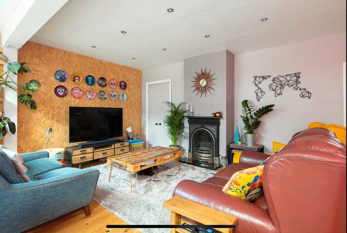 Stylish 5 Bedroom House in Stratford gallery image 4