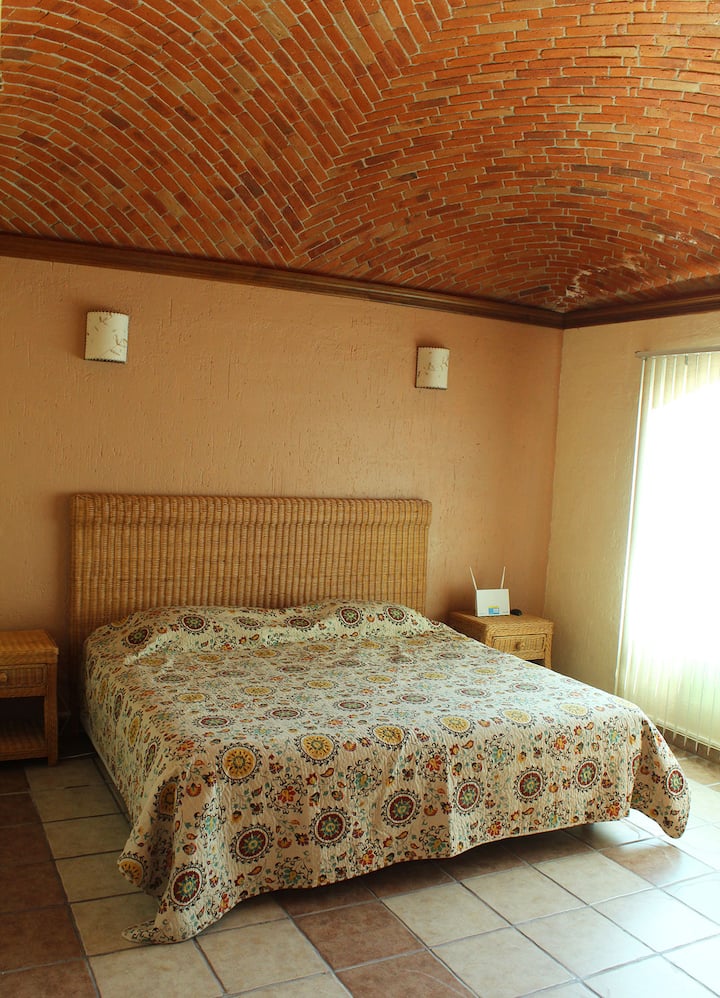 La habitación principal tiene un techo de bóveda catalana que le da un toque muy especial