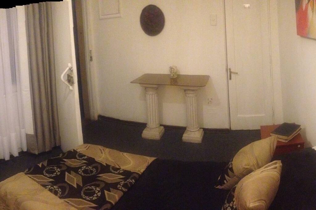 Habitación con derecho a baño. Posee entrada independiente