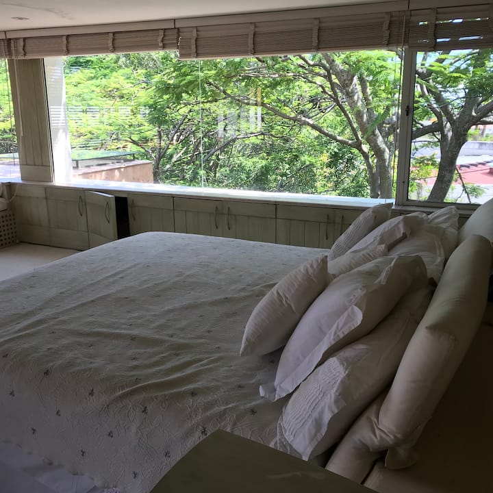 חדר שינה ראשי בקומה השנייה עם נוף. 