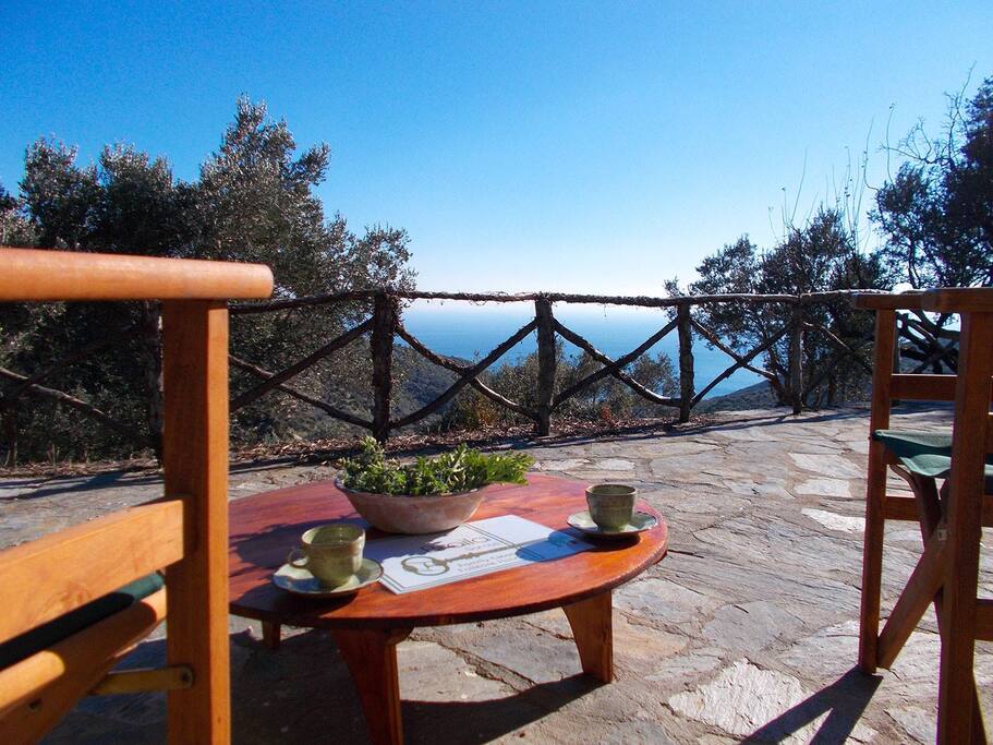 Balcony with views over the valley and the sea!