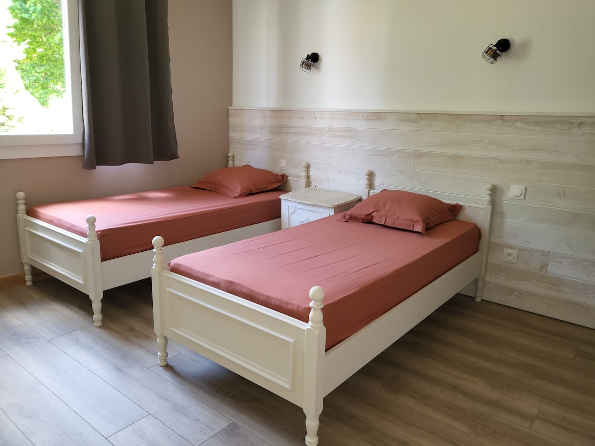 Cuarto de baño (ducha) e inodoro privado