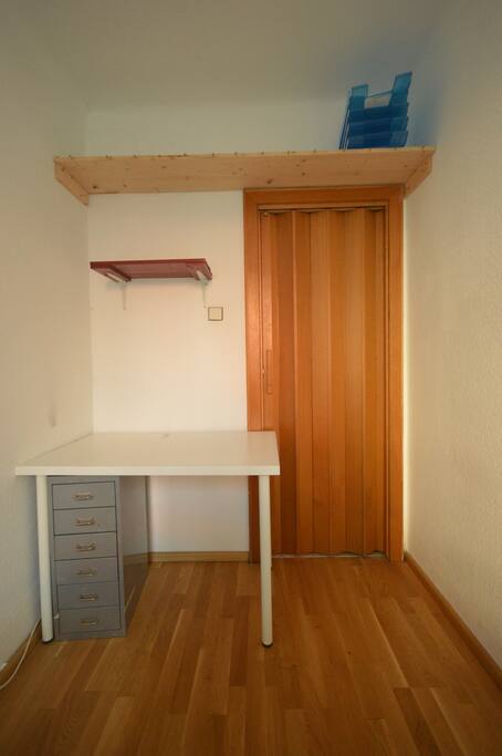 Ein Arbeitsplatz und zwei kleine Regale