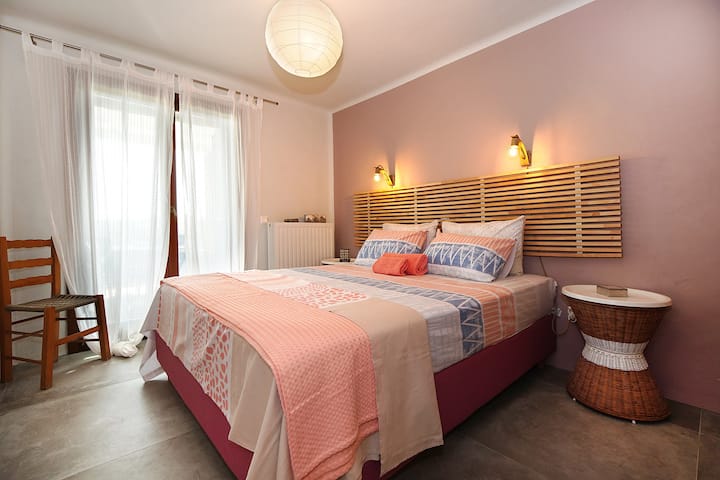 Pana Chumba cha Kitanda cha Double chenye ufikiaji wa moja kwa moja kwenye mtaro wa mbele