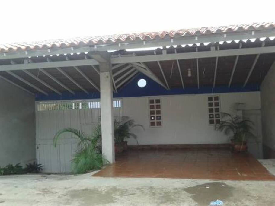 estacionamiento y area de parrilla