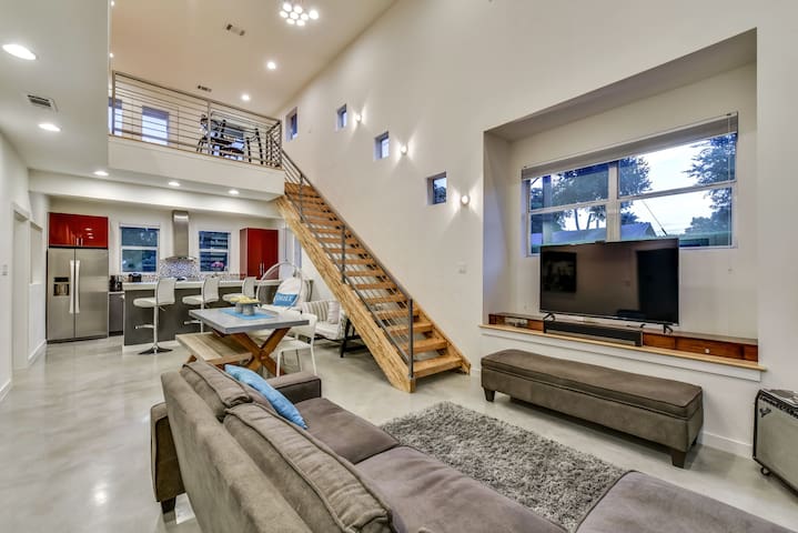 VIP Downtown-Huge Hot Tub+Golf Green+Patio Misters gallery image 2